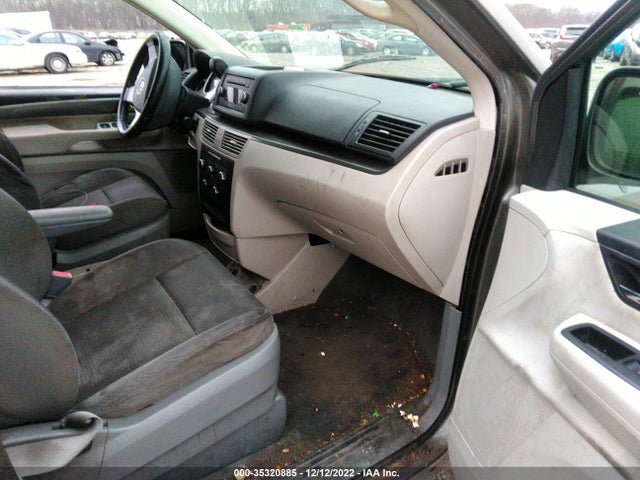 Volkswagen Routan S 2010 2V4RW4D18AR295331 Image 5