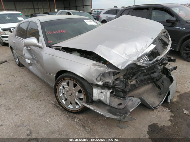 Lincoln Town Car Ultimate 2004 1LNHM83W94Y648378 главное изображение
