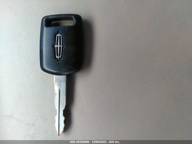 Lincoln Town Car Ultimate 2004 1LNHM83W94Y648378 Image 3