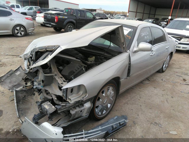 Lincoln Town Car Ultimate 2004 1LNHM83W94Y648378 Image 2
