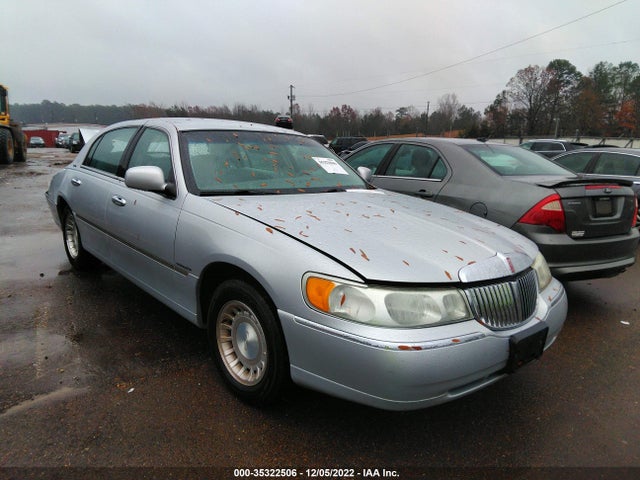 Lincoln Town Car Executive 2001 1LNHM81W21Y704465 main image