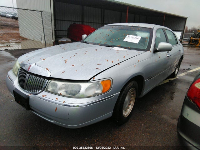 Lincoln Town Car Executive 2001 1LNHM81W21Y704465 Image 2