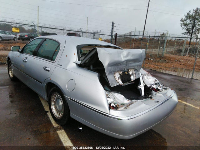 Lincoln Town Car Executive 2001 1LNHM81W21Y704465 Image 4