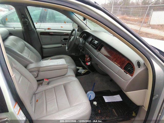 Lincoln Town Car Executive 2001 1LNHM81W21Y704465 Image 6