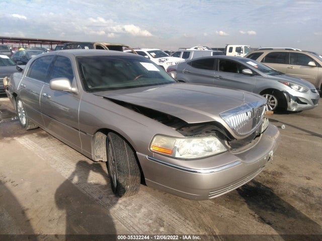 Lincoln Town Car Signature 2003 1LNHM82W53Y705000 zdjęcie główne