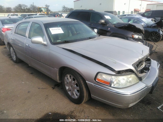 Lincoln Town Car Signature Limited 2010 2LNBL8CV5AX605801 головне зображення