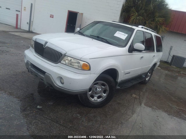 Lincoln Navigator 2002 5LMFU28R32LJ09690 Image 2