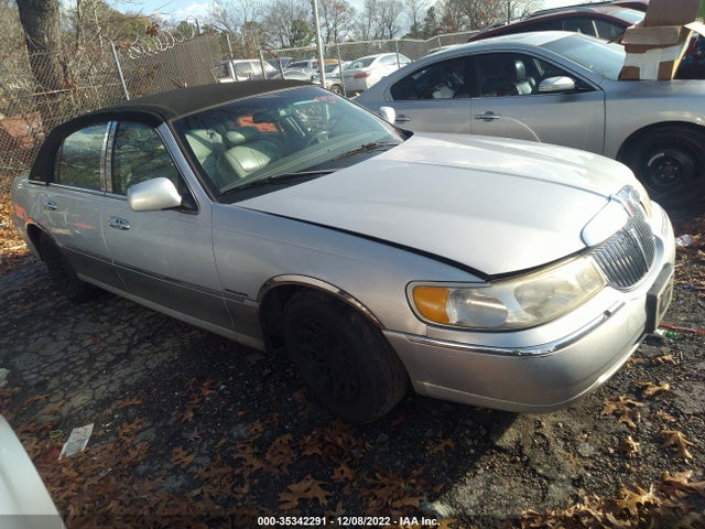 Lincoln Town Car Signature 2001 1LNHM82WX1Y728544 головне зображення