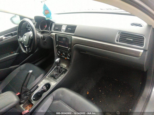 1VWBT7A30HC040913 Volkswagen Passat 1.8t Se