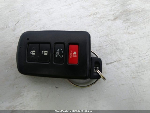 2017 Toyota RAV4, VIN: JTMRJREV4HD129439