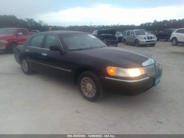Lincoln Town Car Signature 1999 1LNHM82W1XY708689 головне зображення