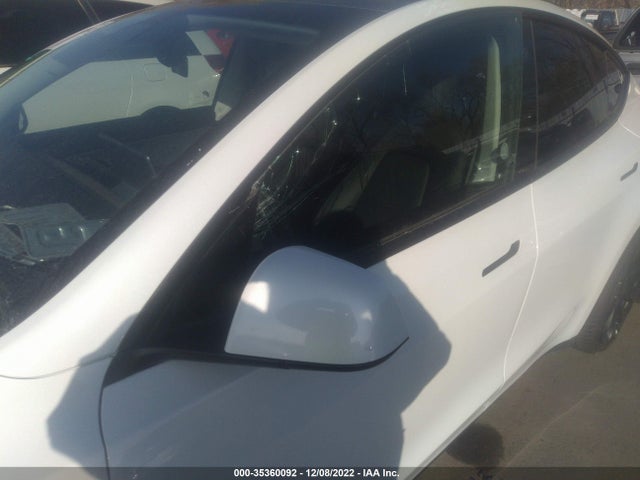 2022 Tesla Model Y, VIN: 7SAYGDEF1NF392887