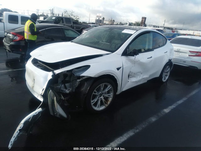 Tesla Model Y Long Range 2021 5YJYGDEE2MF233556 Image 2