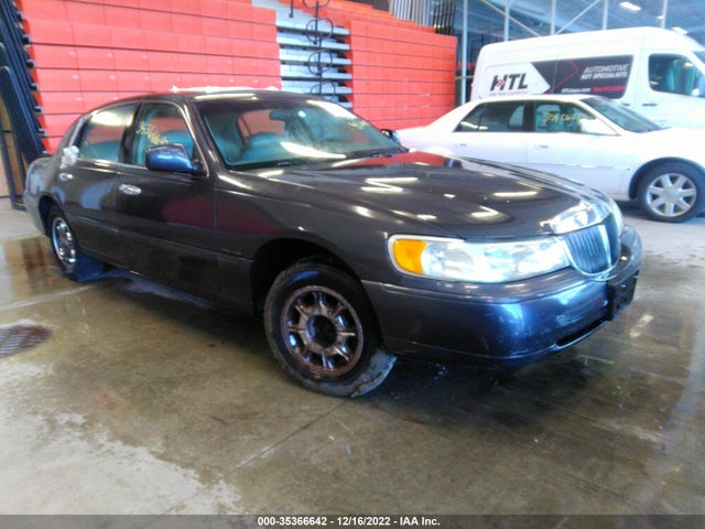 Lincoln Town Car Signature 1999 1LNHM82W2XY619973 головне зображення
