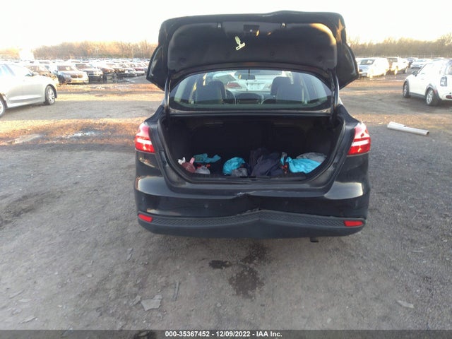 2016 Ford Focus, VIN: 1FADP3F29GL401360