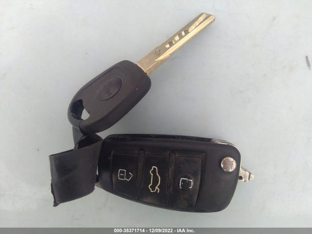 Audi A3 2.0t Premium Plus 2010 WAUKEAFM8AA042242 Image 3