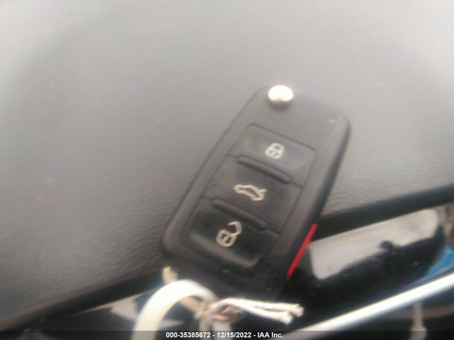 2013 VOLKSWAGEN BEETLE COUPE 2.5L W/SUN VIN: 3VWJP7AT5DM689325