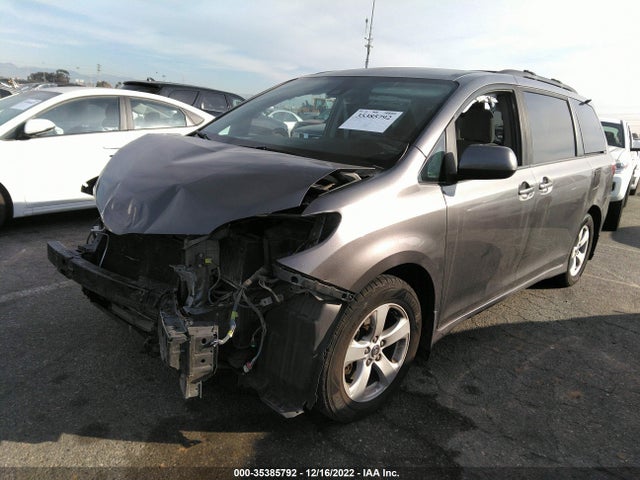 Toyota SIENNA LE 2018 5TDKZ3DC1JS946286 Image 2