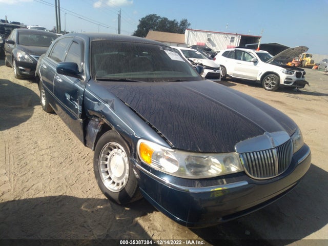Lincoln Town Car Executive 2002 1LNHM81W52Y658714 главное изображение