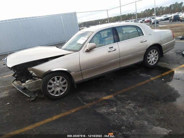 Lincoln Town Car 2010 2LNBL8CV3AX618806 Image 2