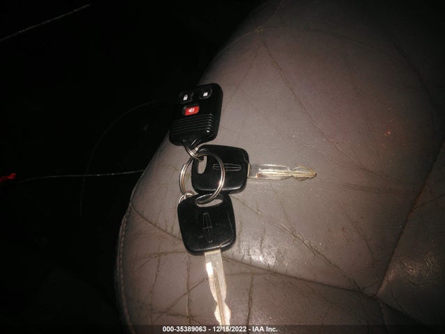 2000 LINCOLN NAVIGATOR VIN: 5LMPU28A5YLJ06927