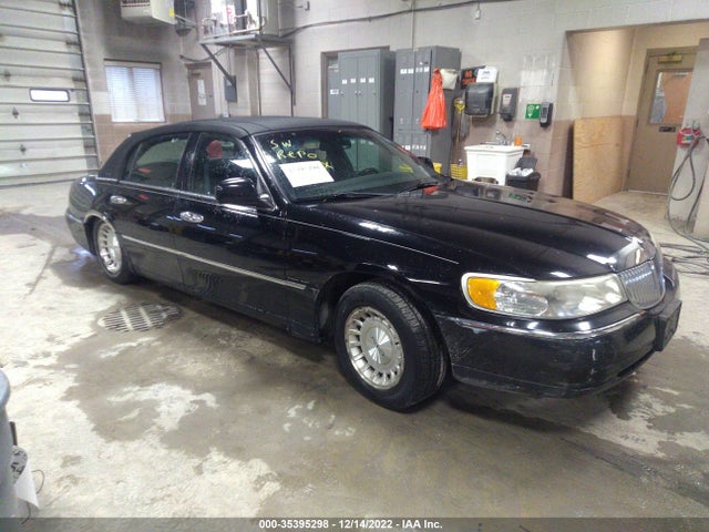 Lincoln Town Car Executive 1999 1LNHM81W5XY631245 zdjęcie główne