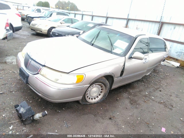 Lincoln Town Car Executive 2001 1LNHM81W01Y653984 Image 2