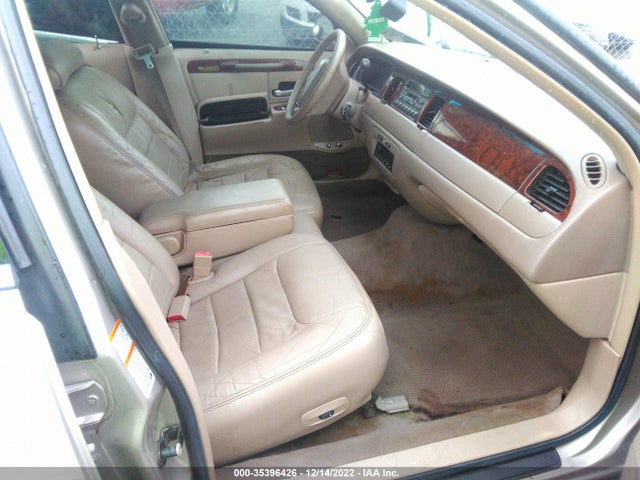 Lincoln Town Car Executive 2001 1LNHM81W01Y653984 Image 6