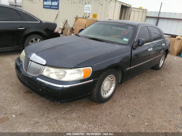 Lincoln Town Car Executive 2001 1LNHM81W21Y658328 Image 2
