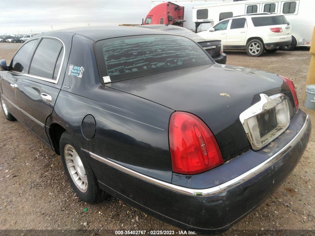 Lincoln Town Car Executive 2001 1LNHM81W21Y658328 Image 3