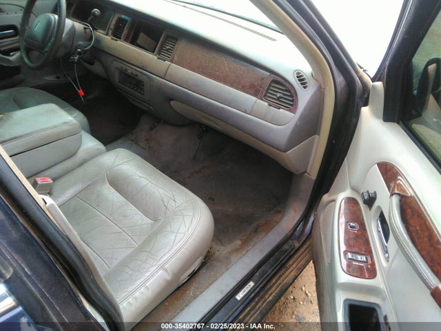 Lincoln Town Car Executive 2001 1LNHM81W21Y658328 Image 5