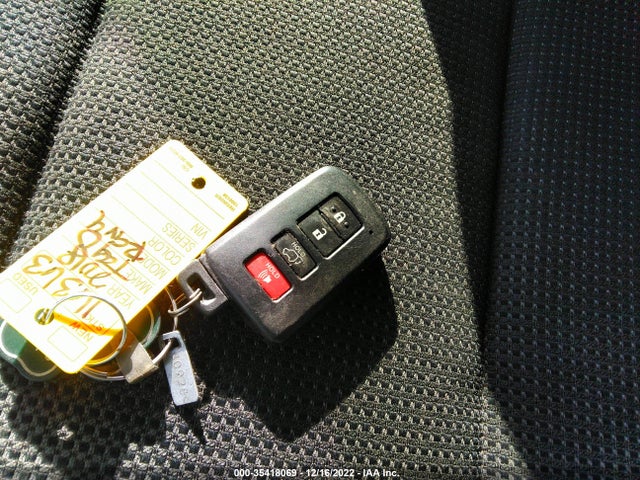 2018 Toyota RAV4, VIN: JTMRJREV9JD203864