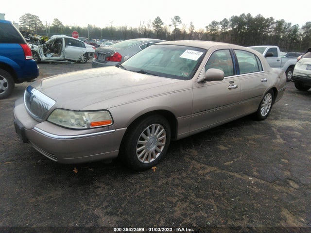 Lincoln Town Car Executive 2003 1LNHM81W03Y646312 Image 2
