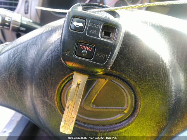 Lexus IS 300 2001 JTHBD182010016630 Image 3
