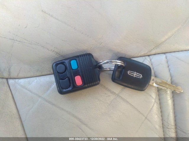 Lincoln Town Car 2005 1LNHM82W95Y625170 Image 3