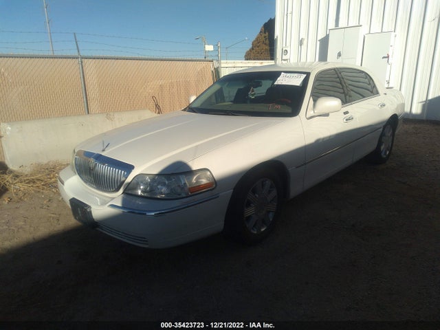 Lincoln Town Car 2005 1LNHM82W95Y625170 Image 2