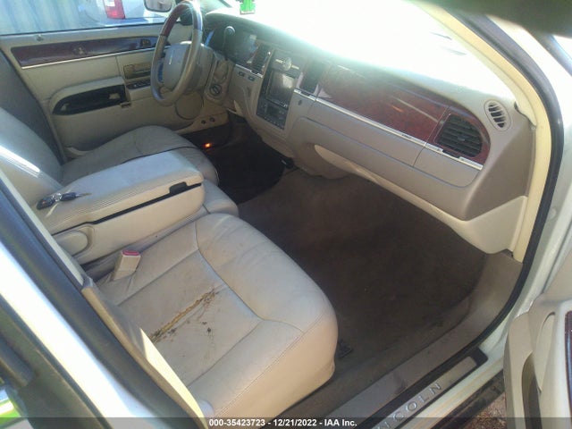 Lincoln Town Car 2005 1LNHM82W95Y625170 Image 6