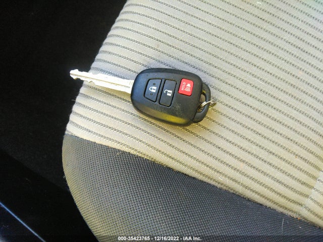 2015 Toyota RAV4, VIN: JTMZFREV2FJ037651