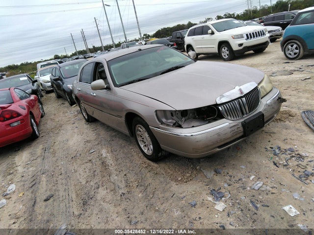 Lincoln Town Car Signature 1999 1LNHM82W0XY658500 головне зображення