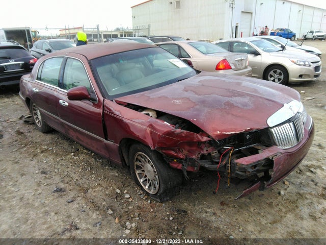 Lincoln Town Car Signature 2001 1LNHM82WX1Y733601 main image