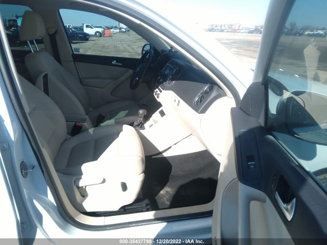 WVGBV7AX8FW555083 Volkswagen Tiguan Sel