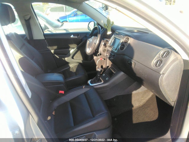 WVGAV7AX8HK033849 Volkswagen TIGUAN