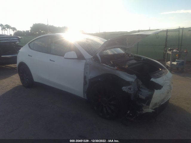 2022 Tesla Model Y, VIN: 7SAYGDEF9NF510572