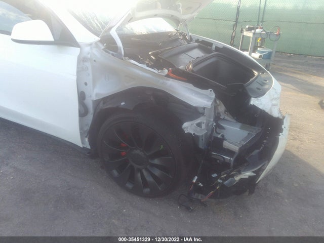 2022 Tesla Model Y, VIN: 7SAYGDEF9NF510572