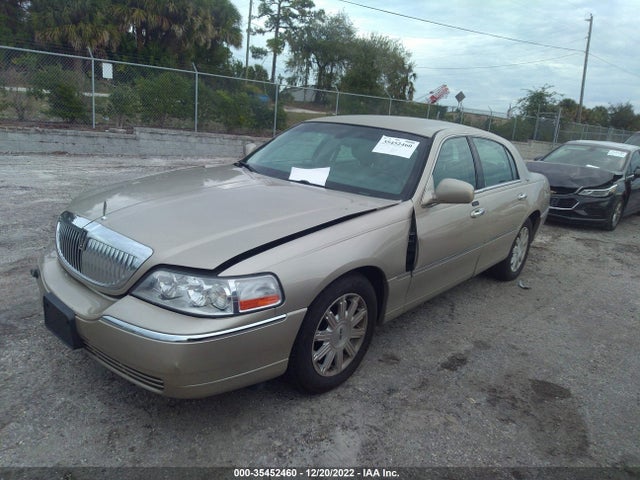 Lincoln Town Car 2011 2LNBL8CV0BX761374 Image 2
