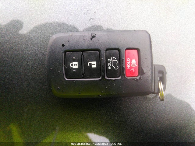 2018 Toyota RAV4, VIN: JTMRJREV1JD183089