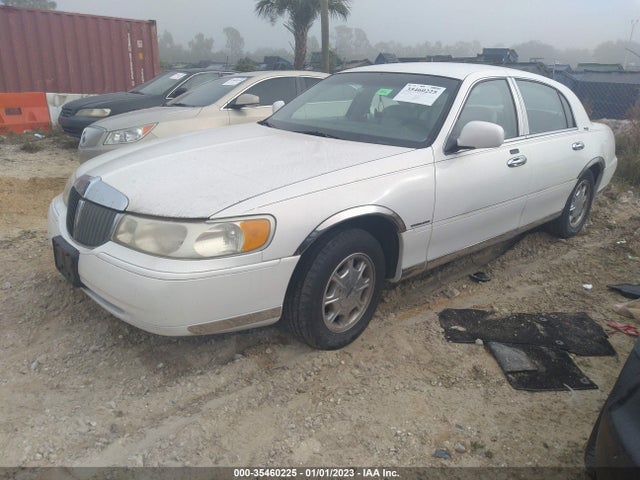 Lincoln Town Car 2000 1LNHM82W3YY827748 Image 2