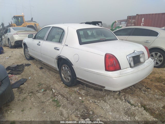 Lincoln Town Car 2000 1LNHM82W3YY827748 Image 4
