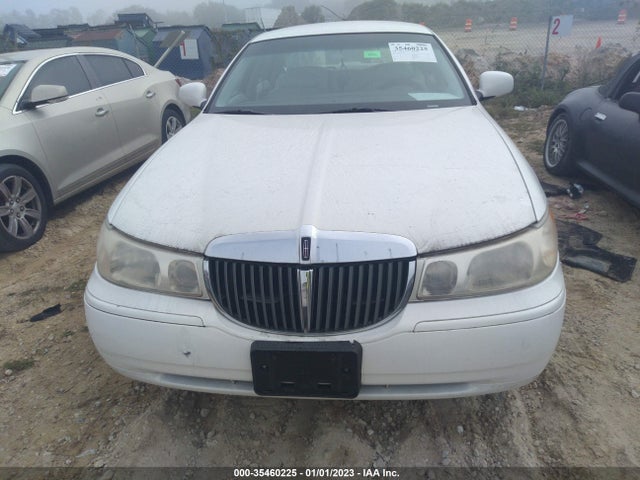 2000 LINCOLN TOWN CAR SIGNATURE VIN: 1LNHM82W3YY827748