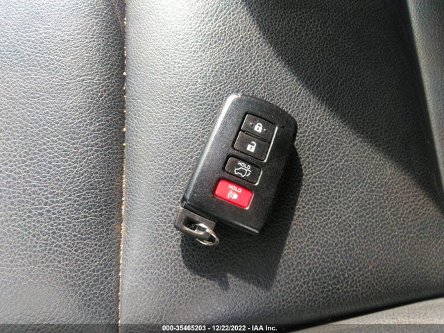 2017 Toyota RAV4, VIN: JTMJJREV7HD088141